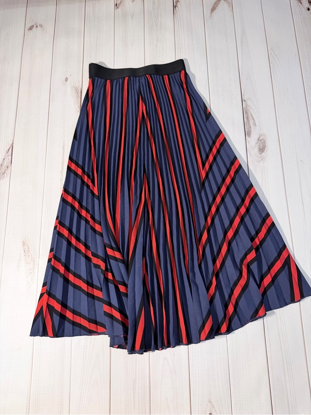 H&M Navy Pleated Skirt with Red and Black Chevron Stripes - Picture 4 of 6